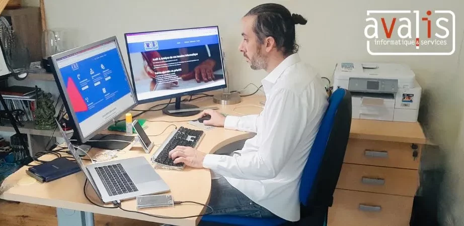 Expert informatique travaillant sur plusieurs écrans